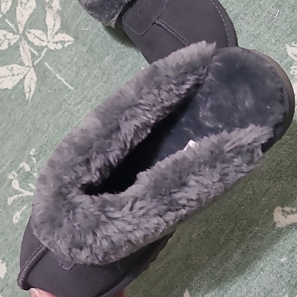 Womens size 9 slippers - Picture 2 of 3
